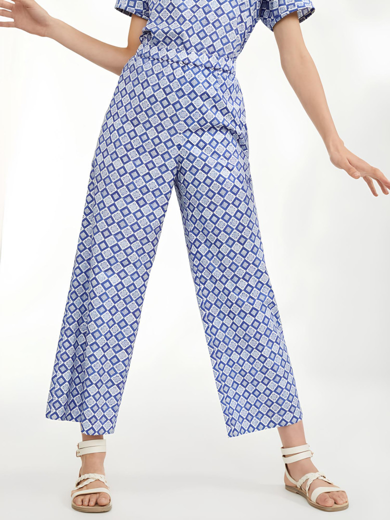 Брюки повседневные Regular Fit: классический крой, средняя свобода движений.
