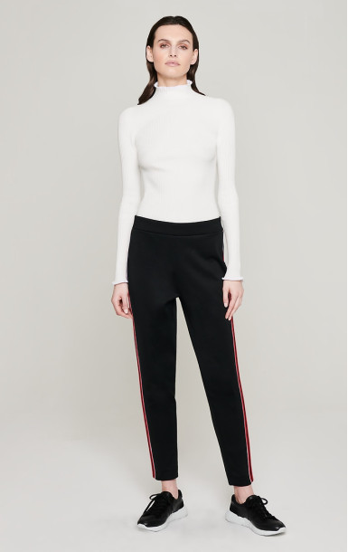 Брюки повсякденні Slim Fit: приталений силует, але не надто вузький.