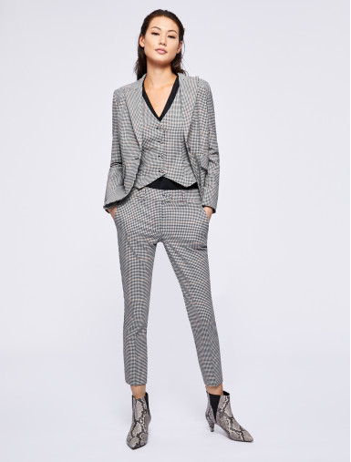Жилет Slim Fit: приталений силует, але не надто вузький.