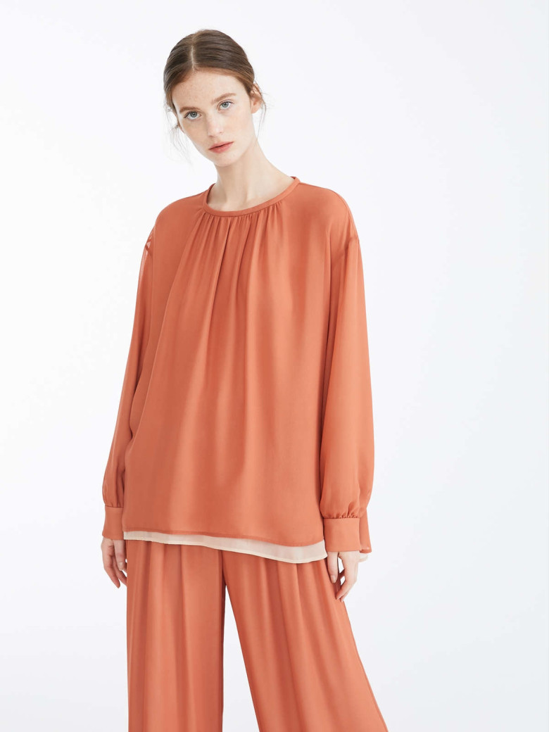 Блуза с длинным рукавом Relaxed Fit: свободный крой для максимального комфорта.