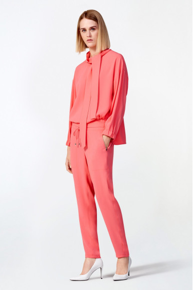 Брюки повседневные Relaxed Fit: свободный крой для максимального комфорта.