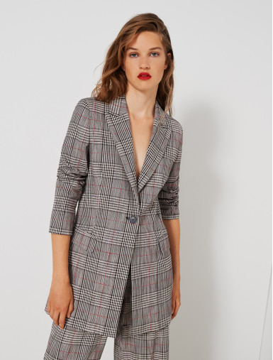 Жакет костюмний Slim Fit: приталений силует, але не надто вузький.