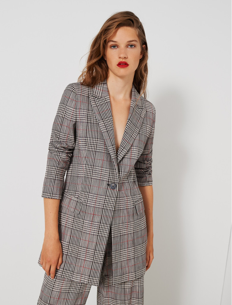 Жакет костюмний Slim Fit: приталений силует, але не надто вузький.
