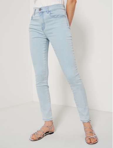 Джинси Slim Slim Fit: приталений силует, але не надто вузький. Середня