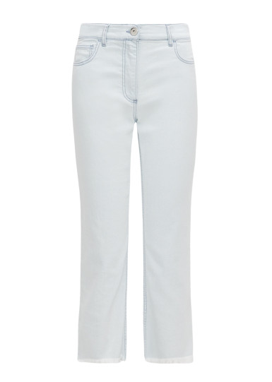 Джинси Slim Slim Fit: приталений силует, але не надто вузький.