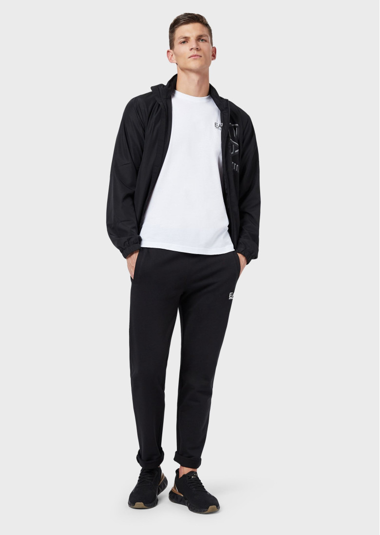 Спортивні брюки Regular Fit: класичний крій, середня свобода рухів.