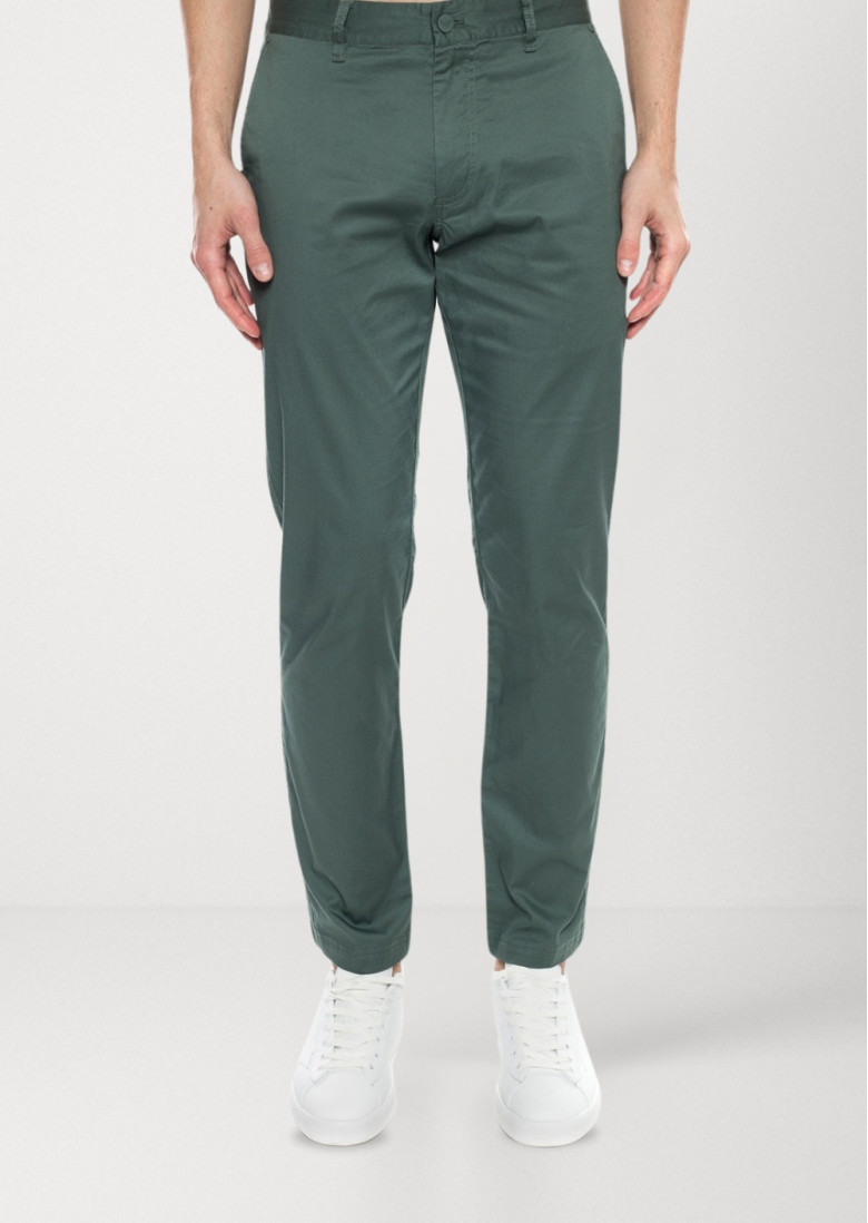 Брюки повседневные Slim Fit: приталенный силуэт, но не слишком узкий. Средняя
