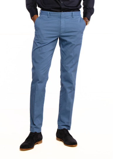 Брюки повсякденні Slim Fit: приталений силует, але не надто вузький. Низька