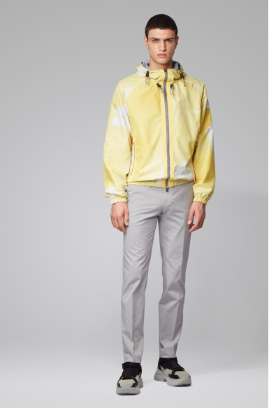 Брюки повсякденні Slim Fit: приталений силует, але не надто вузький. Середня