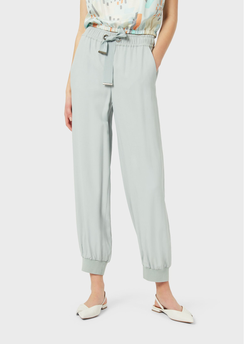 Брюки повседневные Regular Fit: классический крой, средняя свобода движений.
