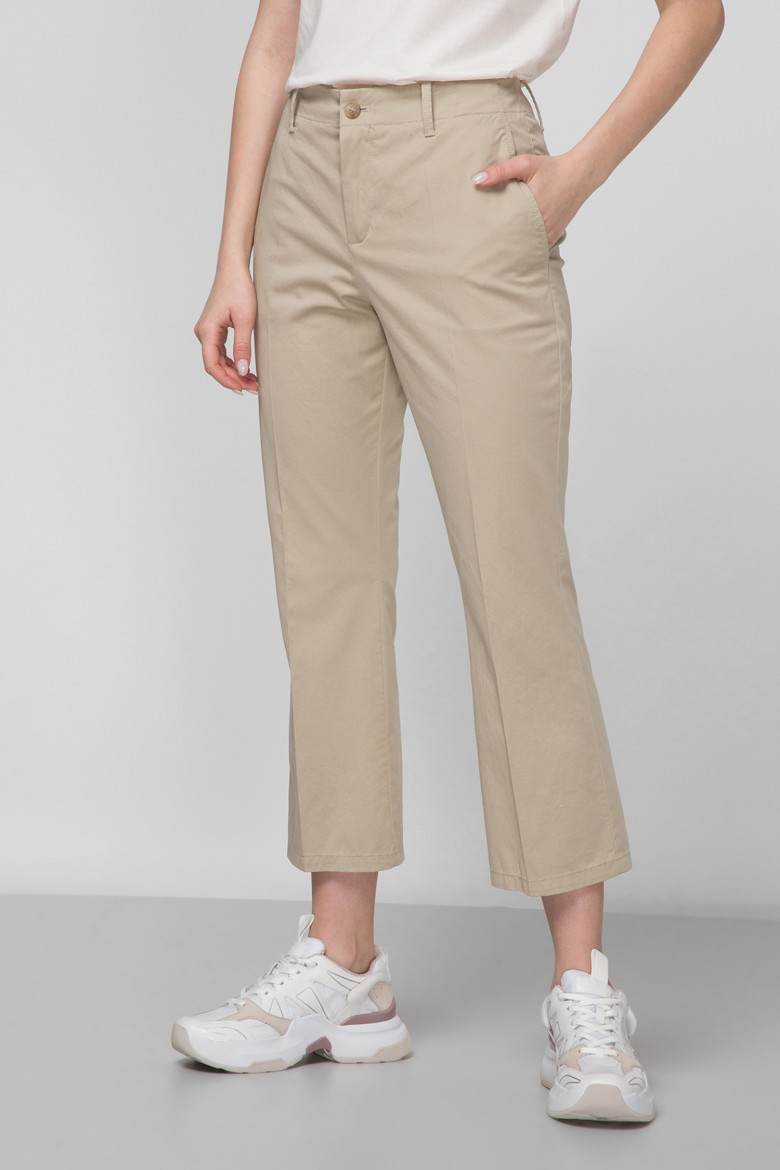 Брюки повседневные Slim Fit: приталенный силуэт, но не слишком узкий. Средняя
