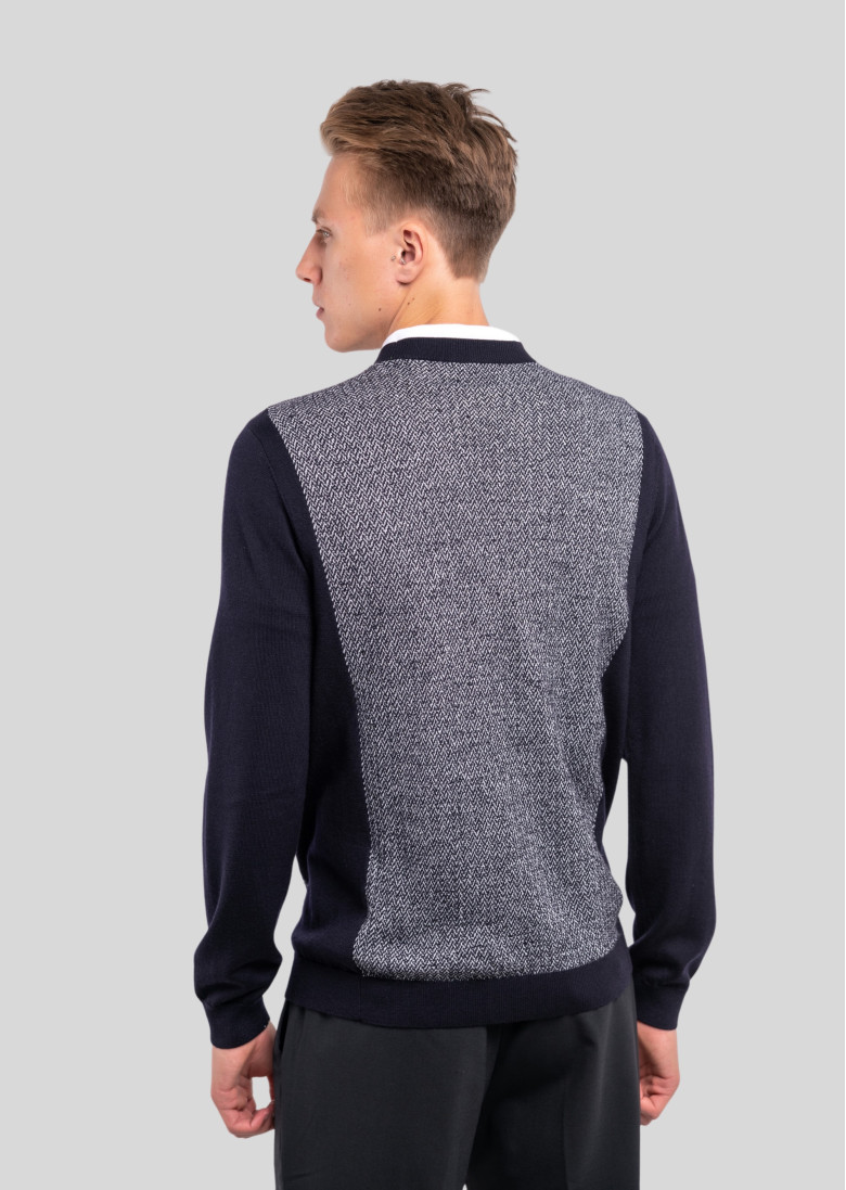 Джемпер Regular Fit: классический крой, средняя свобода движений.