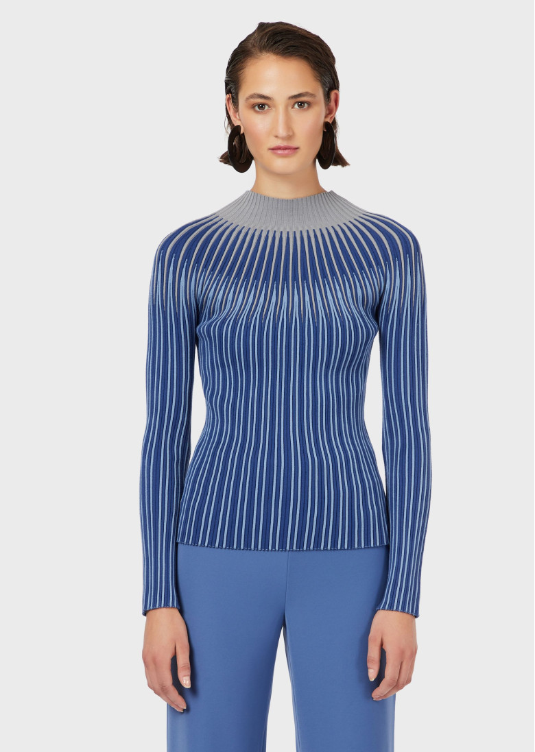 Джемпер Extra Slim Fit: очень облегающая, подчеркивающая фигуру.