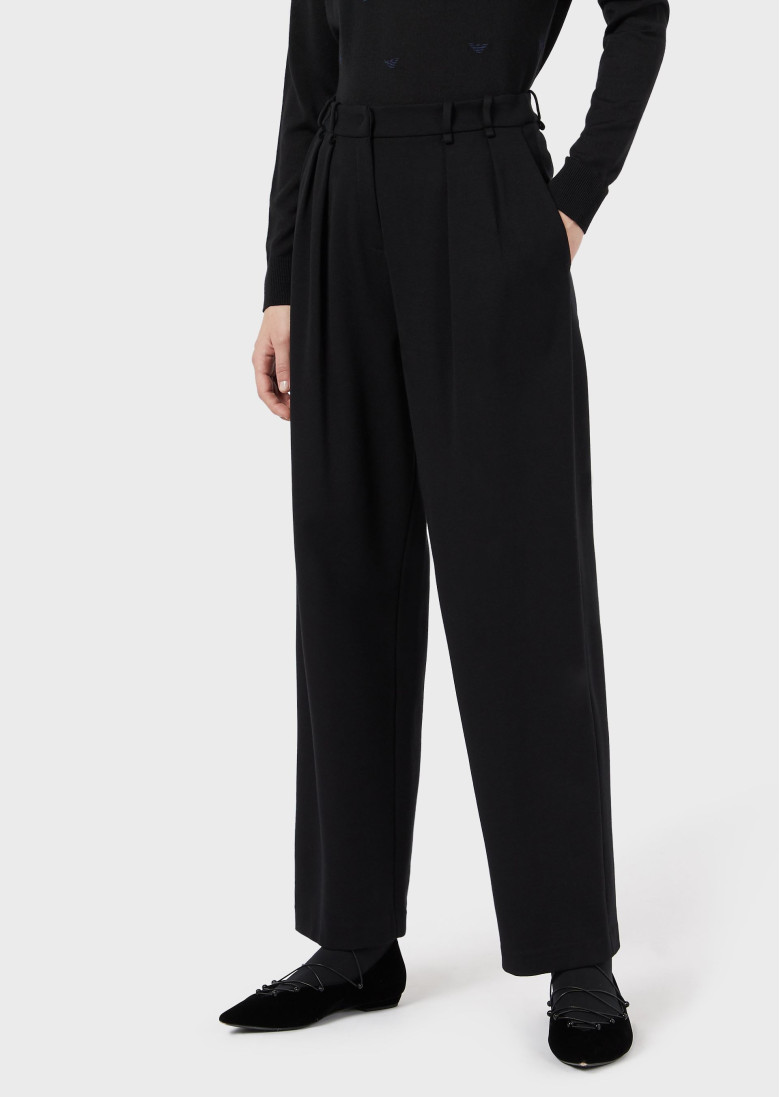 Брюки повседневные Regular Fit: классический крой, средняя свобода движений.