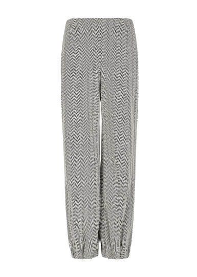 Брюки fashion Slim Fit: приталений силует, але не надто вузький. Середня
