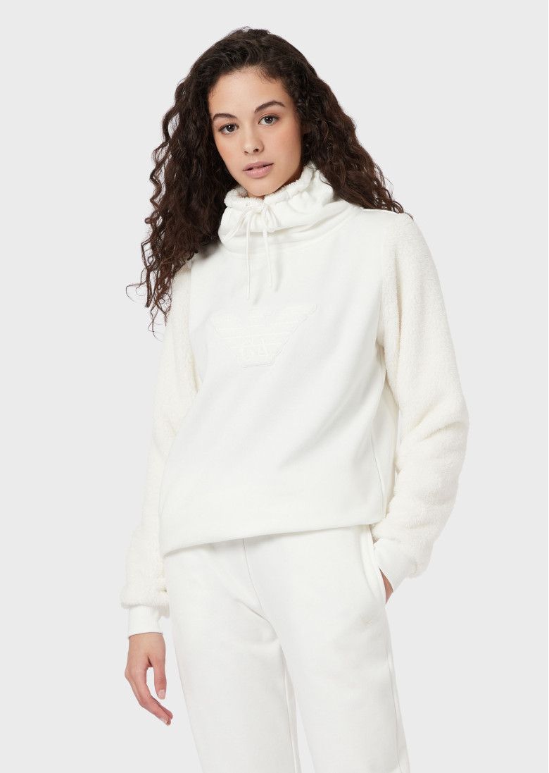 Спортивная толстовка Regular Fit: классический крой, средняя свобода движений.