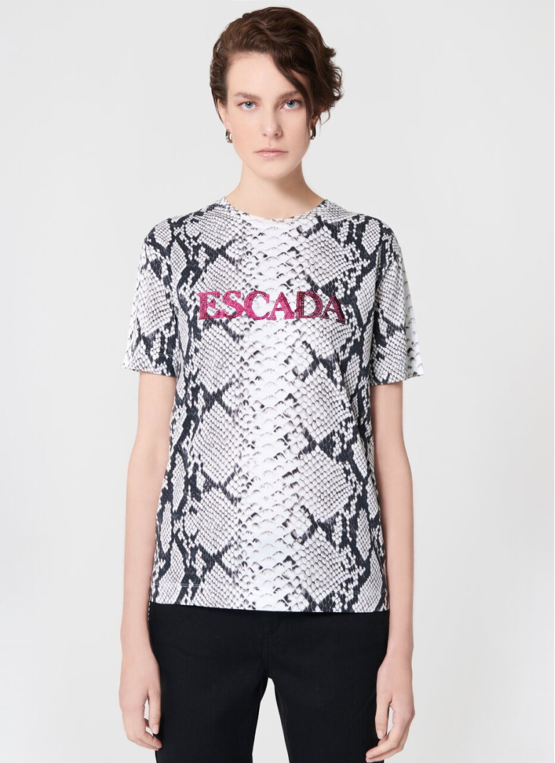 Футболка Relaxed Fit: свободный крой для максимального комфорта.