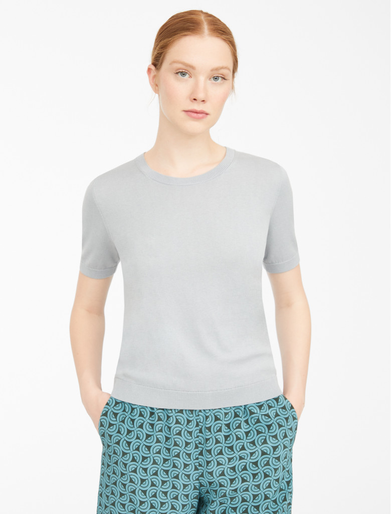 Топ с коротким рукавом Regular Fit: классический крой, средняя свобода движений.