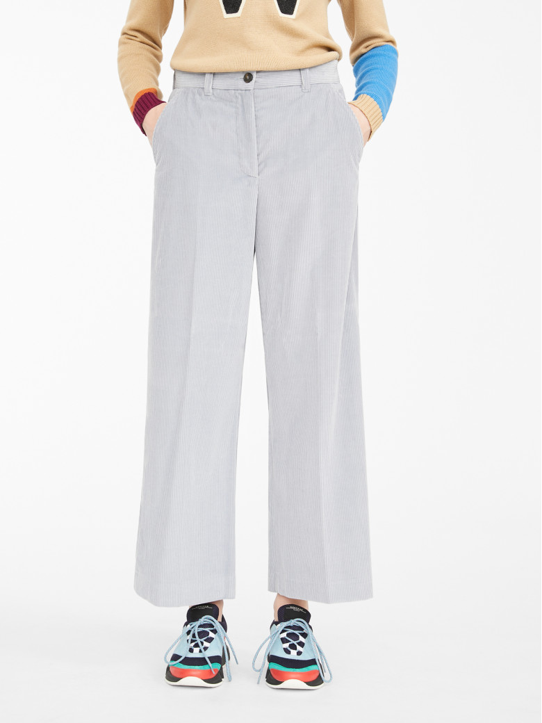 Брюки повседневные Regular Fit: классический крой, средняя свобода движений.
