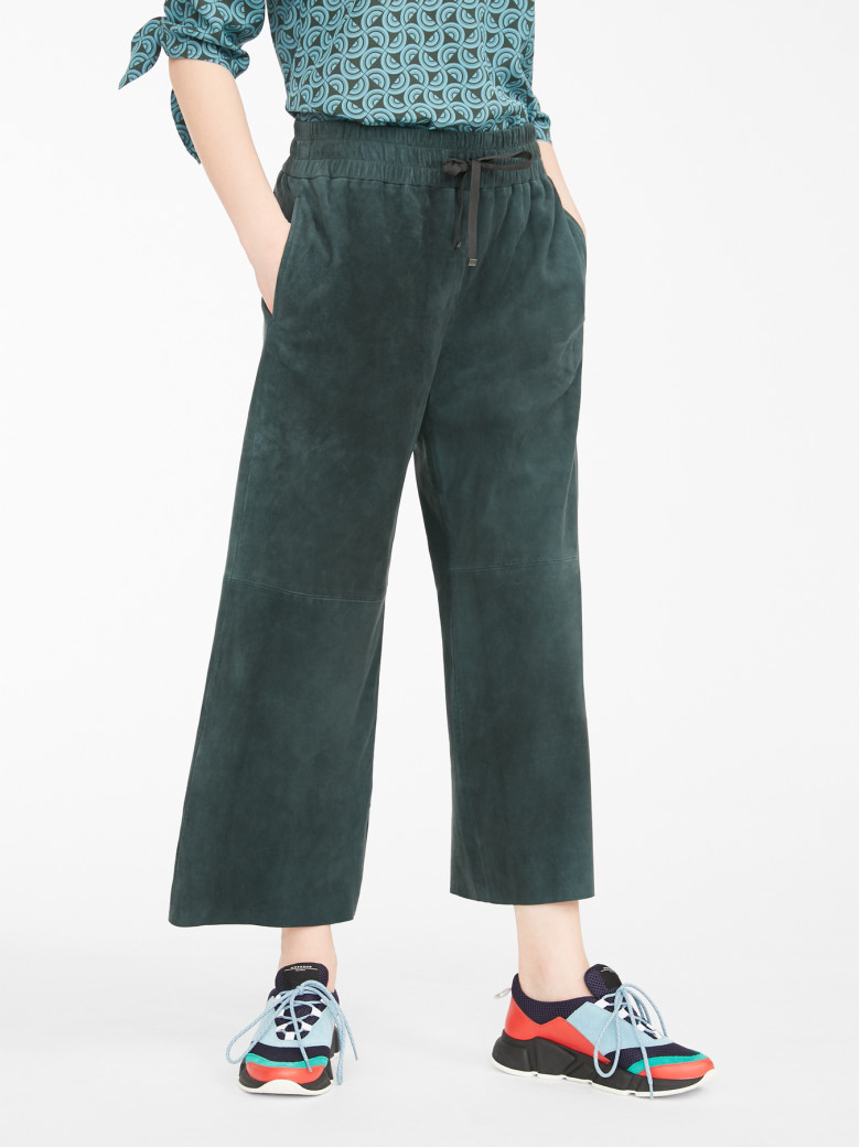 Брюки повседневные Regular Fit: классический крой, средняя свобода движений.