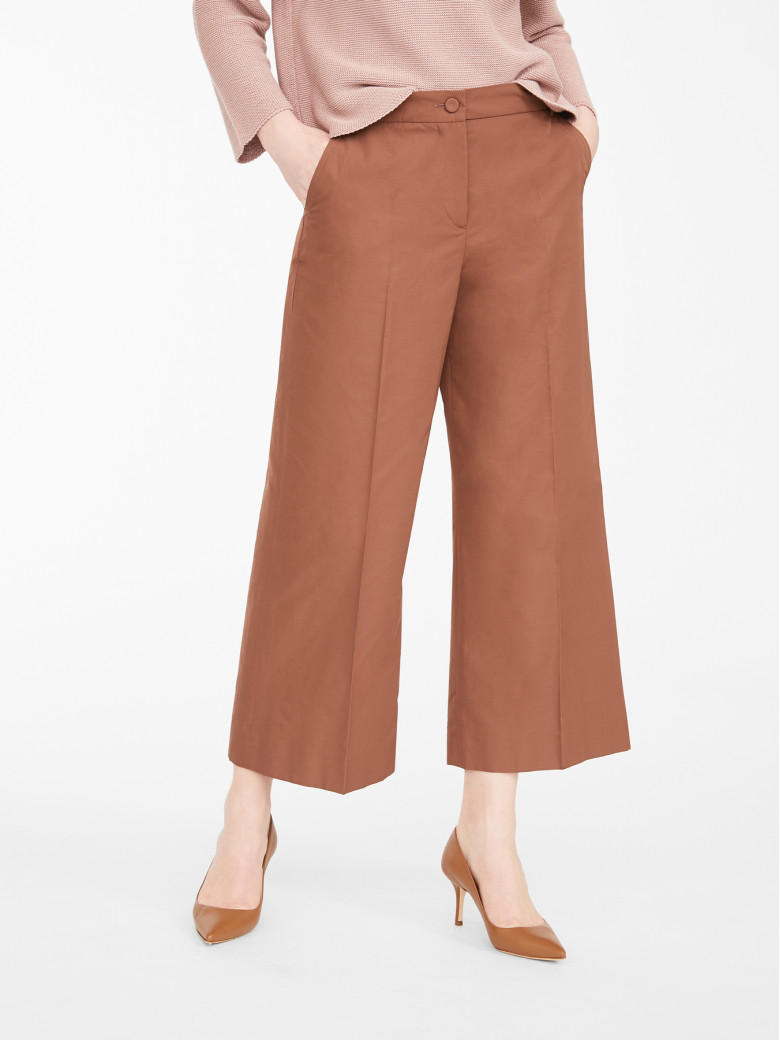 Брюки повседневные Regular Fit: классический крой, средняя свобода движений.