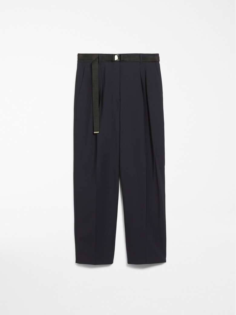 Брюки повседневные Regular Fit: классический крой, средняя свобода движений.
