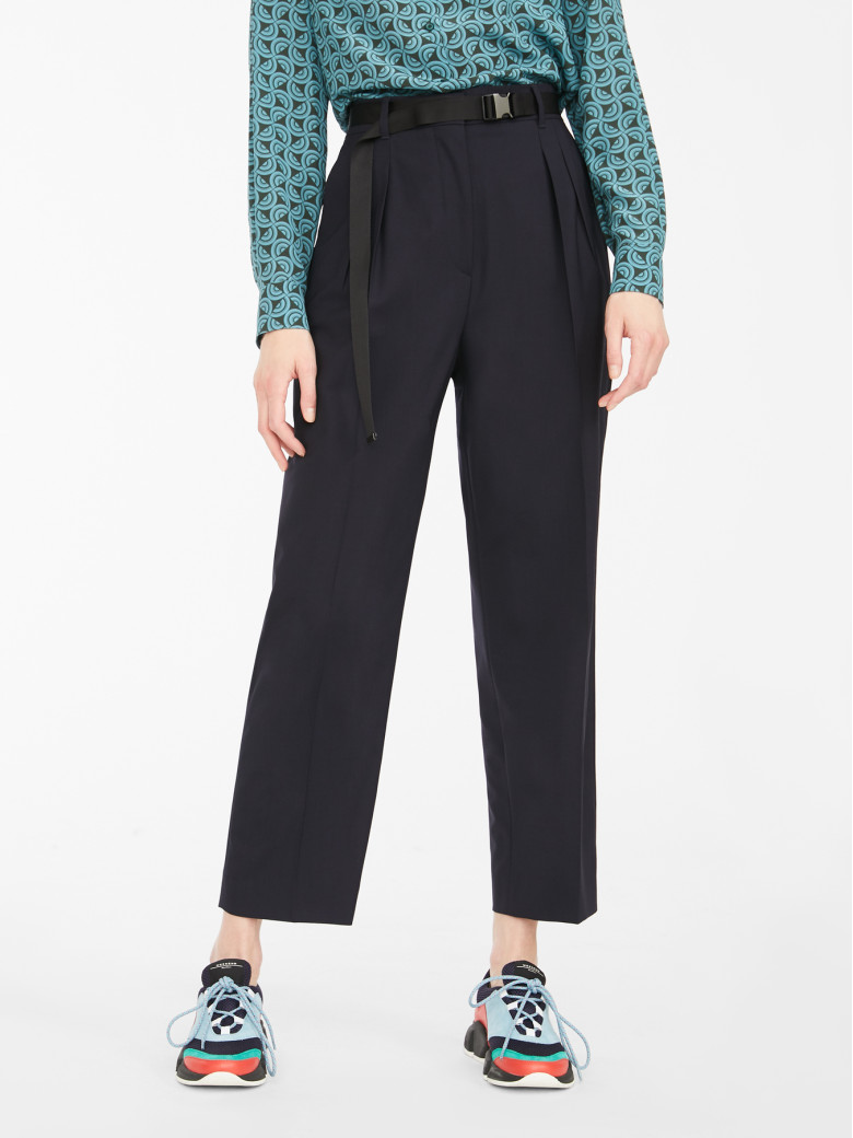 Брюки повседневные Regular Fit: классический крой, средняя свобода движений.