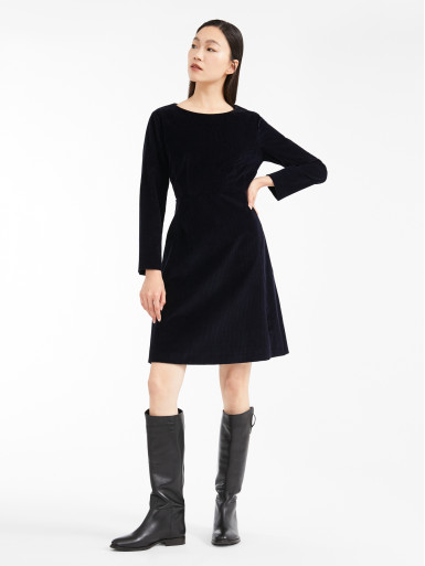 Платья миди Regular Fit: классический крой, средняя свобода движений.