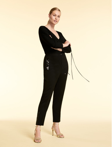 Брюки повседневные Slim Fit: приталенный силуэт, но не слишком узкий. Высокая