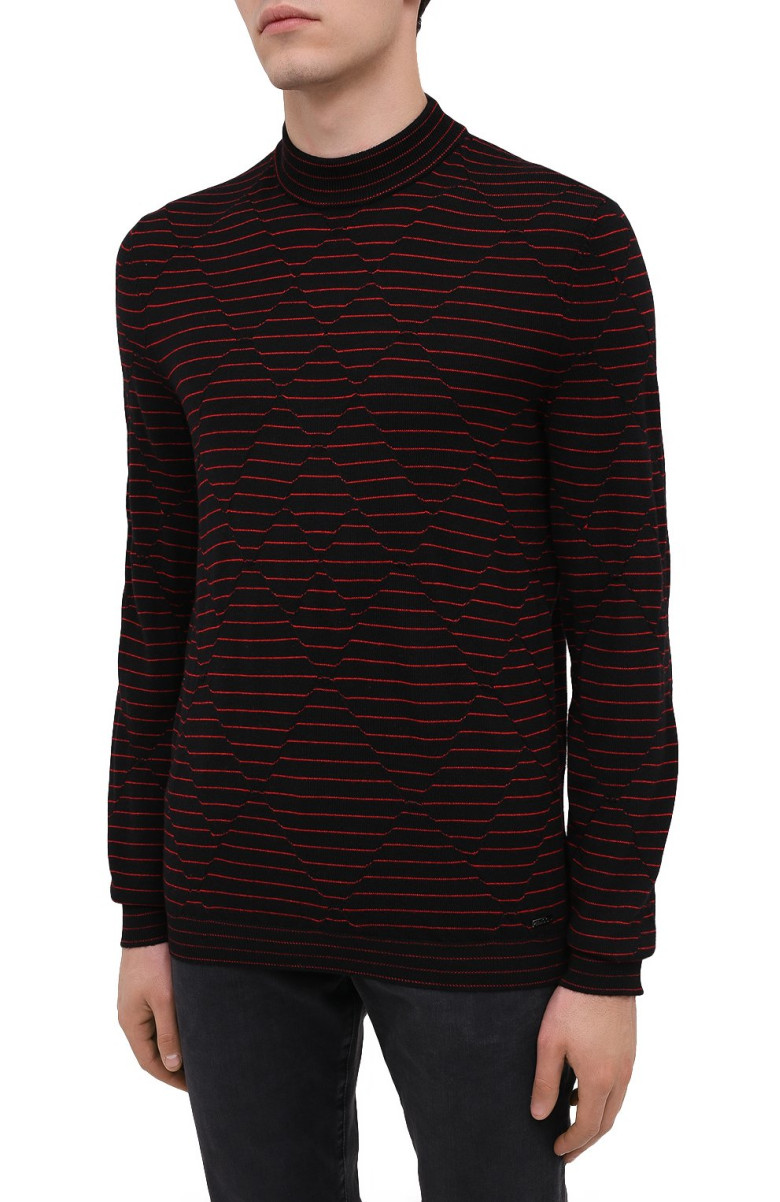 Джемпер Slim Fit: приталений силует, але не надто вузький.