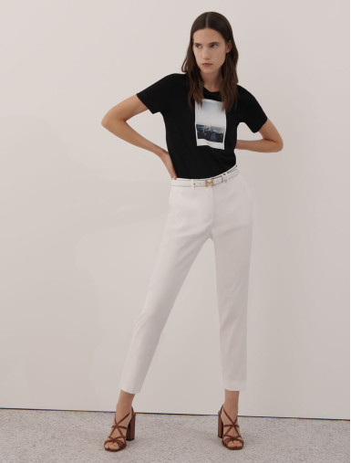 Брюки повсякденні Slim Fit: приталений силует, але не надто вузький.