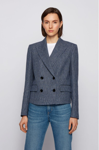 Жакет Regular Fit: классический крой, средняя свобода движений.