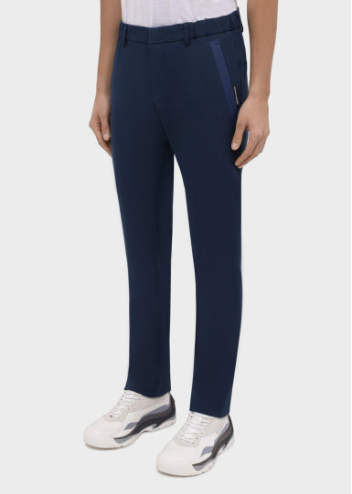 Брюки chinos Slim Fit: приталений силует, але не надто вузький. Середня