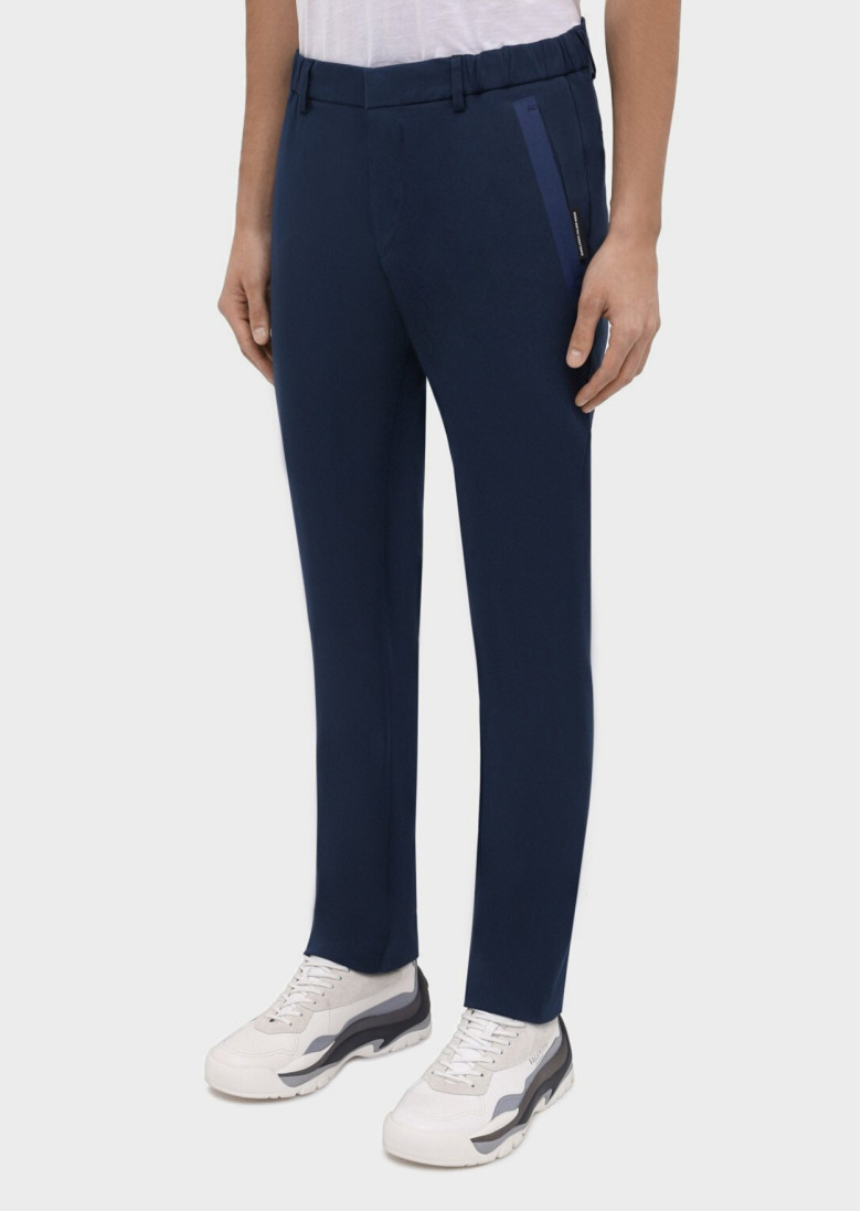 Брюки chinos Slim Fit: приталенный силуэт, но не слишком узкий. Средняя