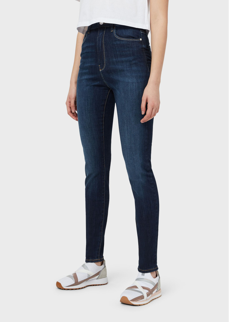 Джинсы Extra slim Extra Slim Fit: очень облегающая, подчеркивающая фигуру.