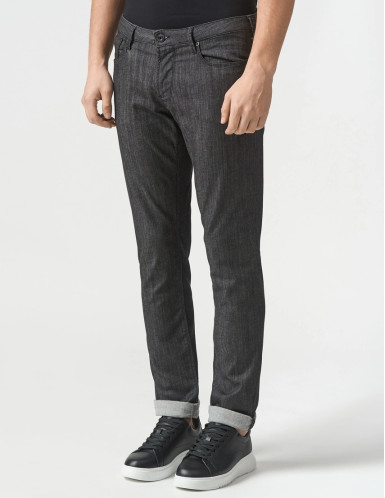 Джинси Slim Slim Fit: приталений силует, але не надто вузький. Середня