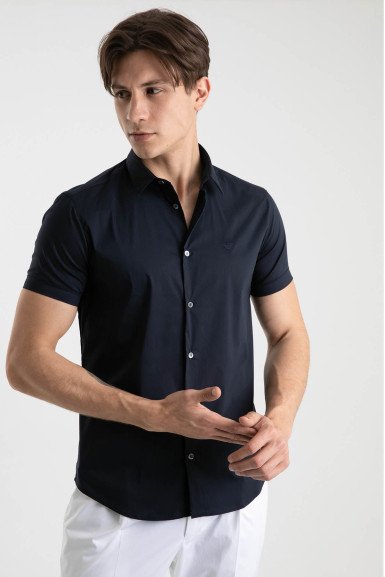Сорочка повседневная с коротким рукавом Extra Slim Fit: очень облегающая, подчеркивающая фигуру.