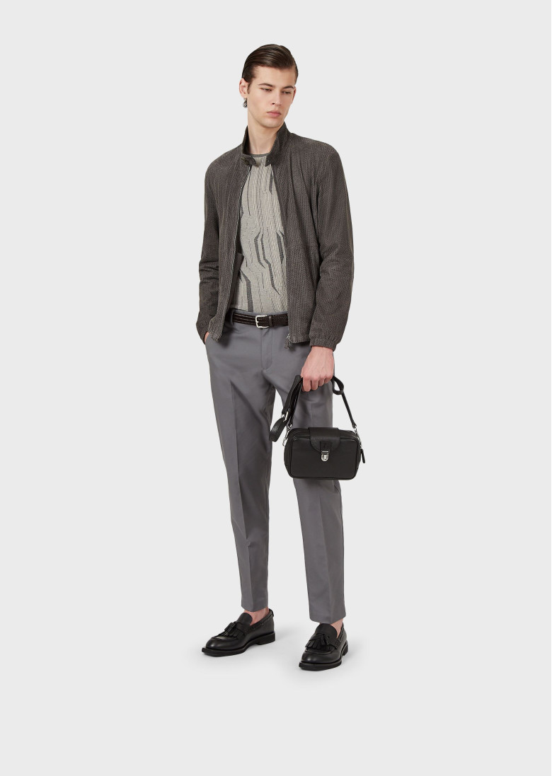 Брюки класичні Slim Fit: приталений силует, але не надто вузький. Середня