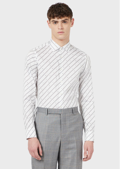 сорочка ділова Slim Fit: приталений силует, але не надто вузький.