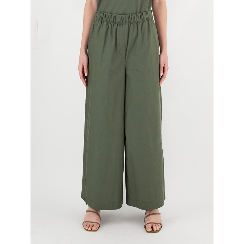 Брюки повседневные Regular Fit: классический крой, средняя свобода движений.