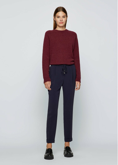 Брюки повседневные Regular Fit: классический крой, средняя свобода движений. Средняя