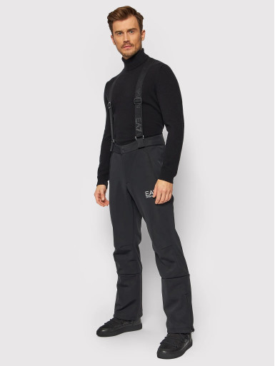 Лыжные брюки Slim Fit: приталенный силуэт, но не слишком узкий. Средняя
