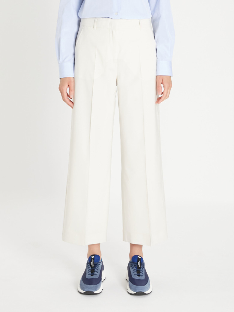 Брюки повседневные Regular Fit: классический крой, средняя свобода движений.