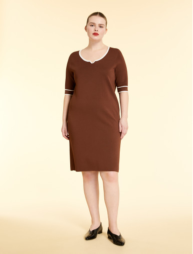 Платья миди Regular Fit: классический крой, средняя свобода движений.