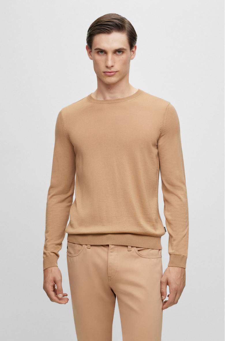 Джемпер Slim Fit: приталений силует, але не надто вузький.