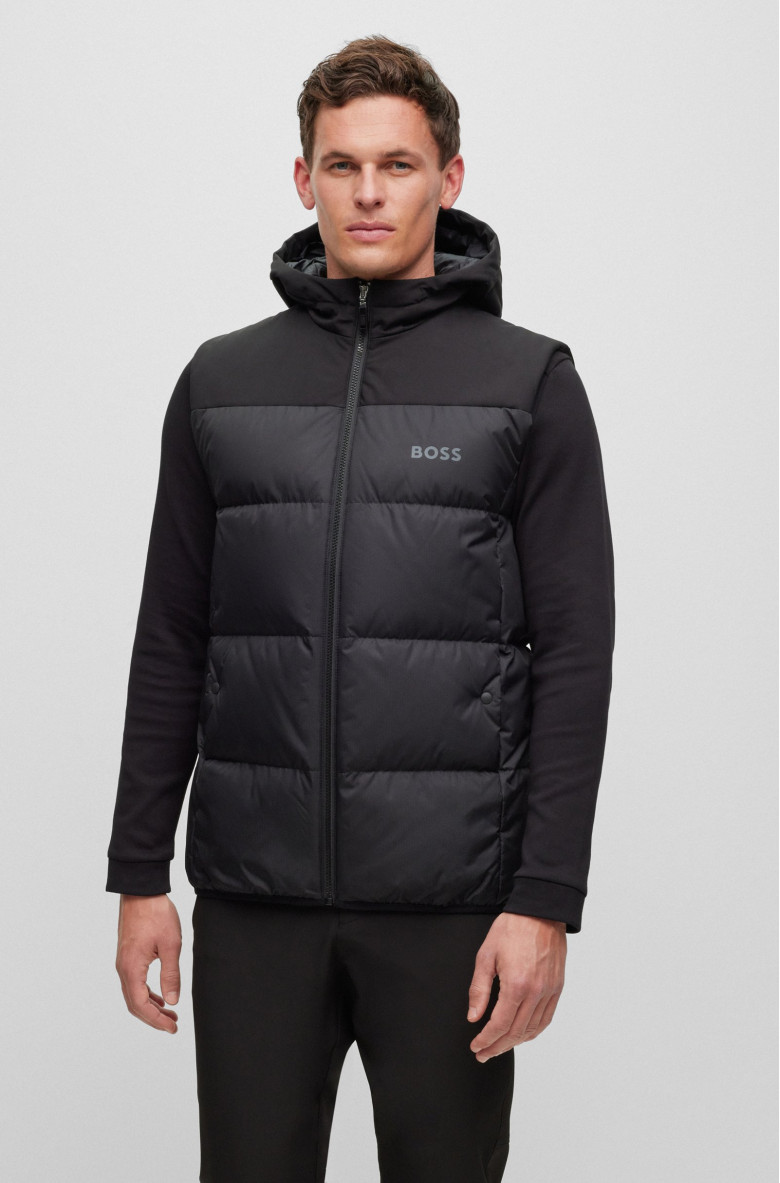 Жилет Regular Fit: класичний крій, середня свобода рухів.