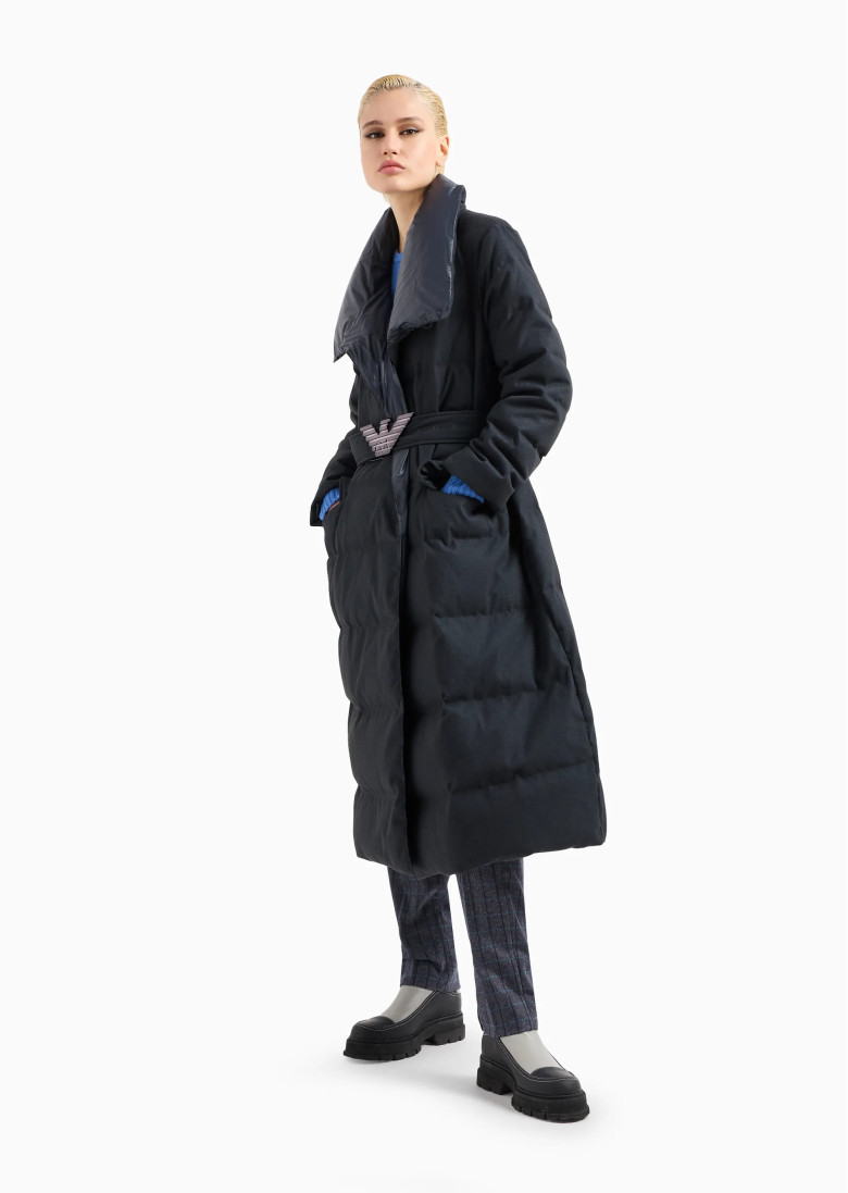 Пуховик Extra Slim Fit: дуже облягає, підкреслює фігуру.