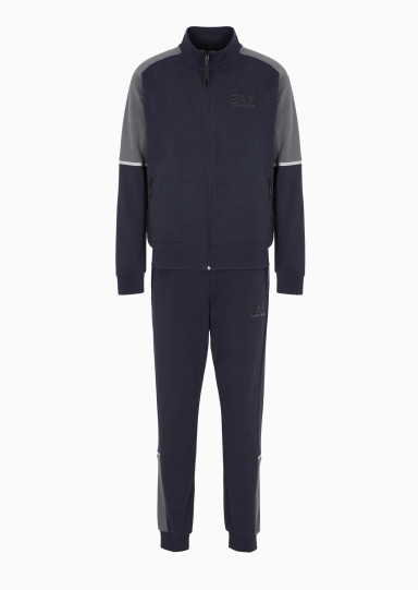 Спортивный костюм Regular Fit: классический крой, средняя свобода движений.