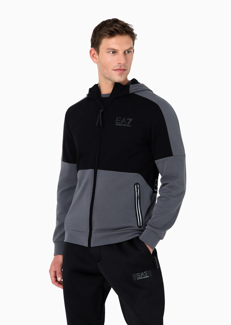 Спортивна кофта Regular Fit: класичний крій, середня свобода рухів.
