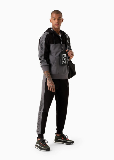 Спортивные брюки Regular Fit: классический крой, средняя свобода движений. Высокая